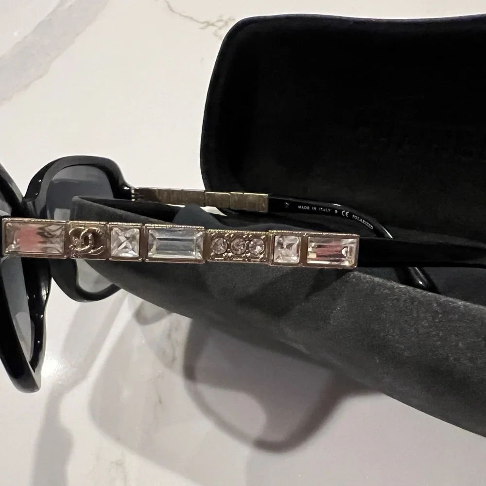 Stylish Black Sunglasses - Picture 4 of 10
